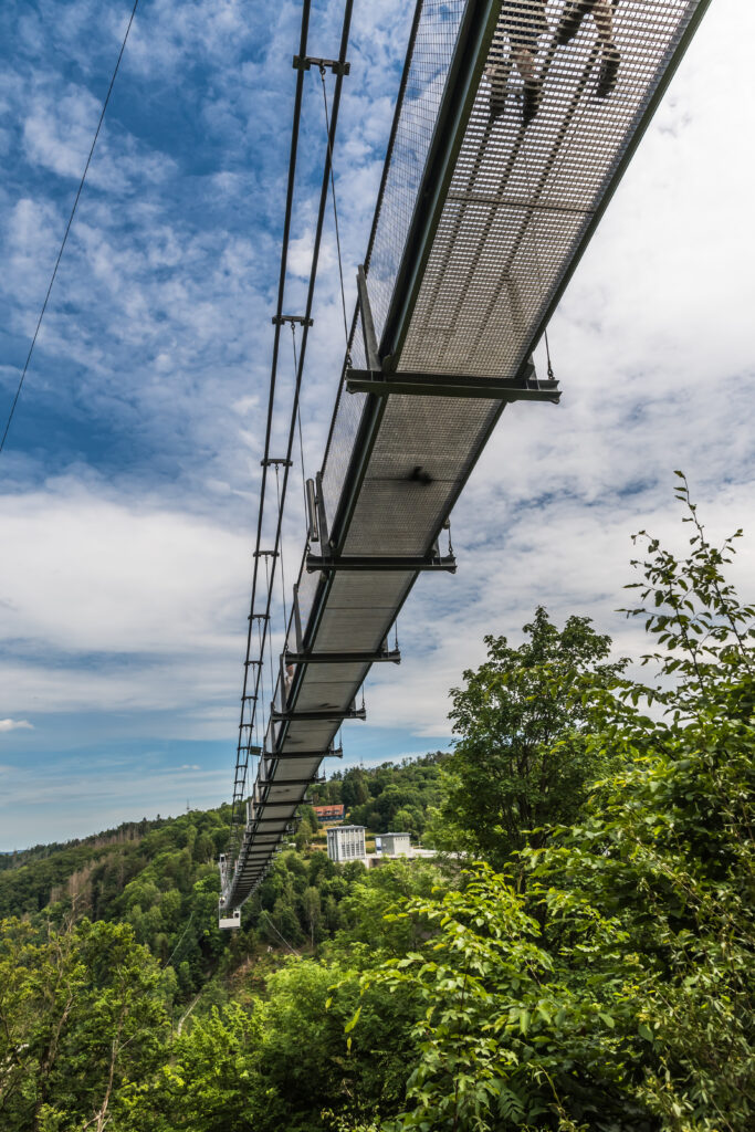Hängebrücke von unten fotografiert.