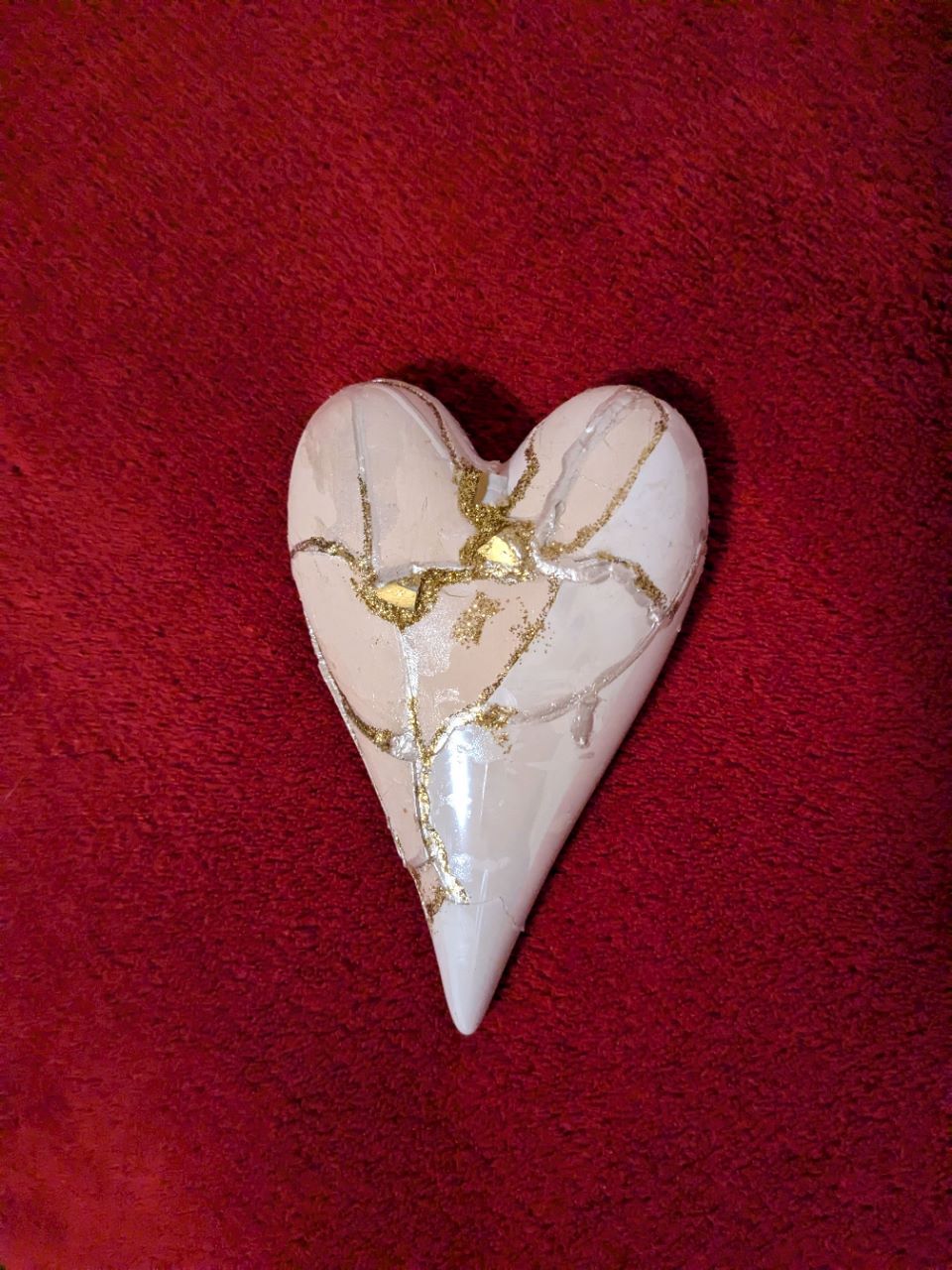 Porzelanherz mit goldenen Narben